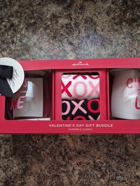 Hallmark  XOX Valentine Wine Glasses& Socks Set - Pink & Black